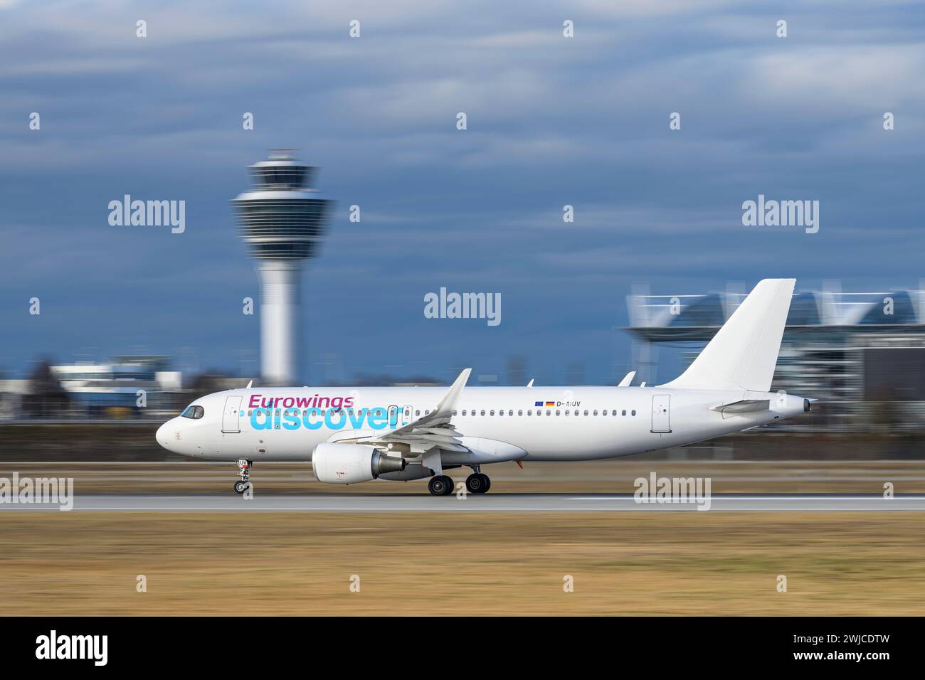 München, Deutschland - 14. Februar. 2024 : Eurowings Discover Airbus A320-214 mit der Flugzeugkennzeichnung D-AIUV startet auf der Südbahn 26L Stockfoto