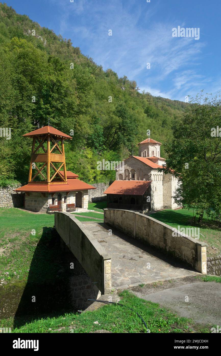 Kirche der Heiligen Erzengel Michael und Gabriel des Klisura- oder Dobraca-Klosters in der Moravica-Schlucht, Arilje, Serbien Stockfoto