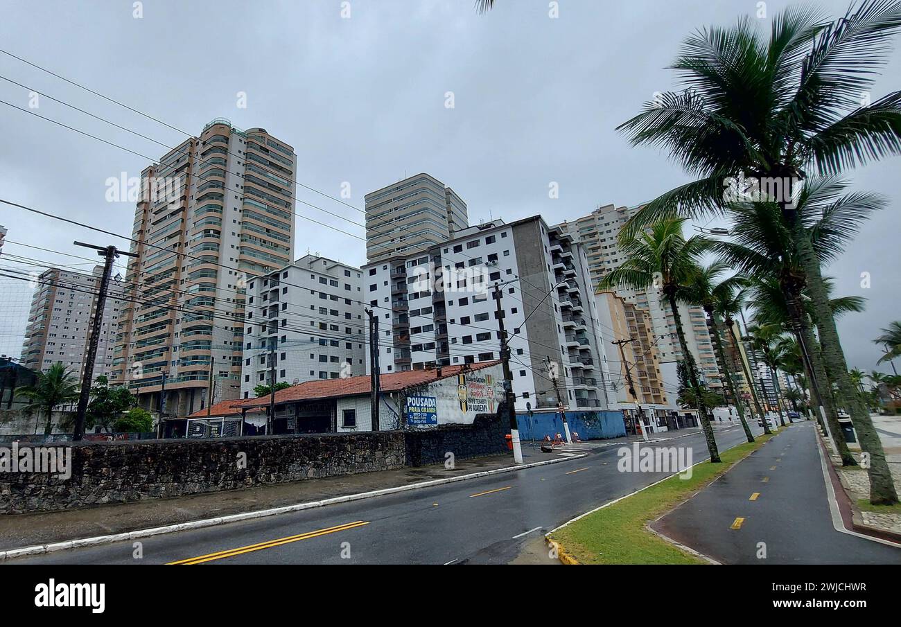 Praia Grande, Sao Paulo, Brasilien. Februar 2024. PRAIA GRANDE- 14.02.2024- EDIFICIO-RISCO-FALL- Ein Wohngebäude mit 133 Wohnungen wurde in der Stadt Praia Grande an der Küste von Sao Paulo hastig evakuiert. Es gibt keine Opfer, das Gebäude wurde von Rathaus und Feuerwehrleuten geschlossen, nachdem sie Risse und Knacken in drei Stützsäulen entdeckt hatten. Die Bewohner des Gebäudes waren gezwungen, in Eile zu gehen, indem sie Dokumente und Haustiere mitnahmen, während Behörden und Techniker das Ausmaß der Risiken für die Gebäudestruktur einschätzen. (Foto: Luigi Bongiovanni/Thenews2/Zumapress) (Foto: © Luigi B Stockfoto