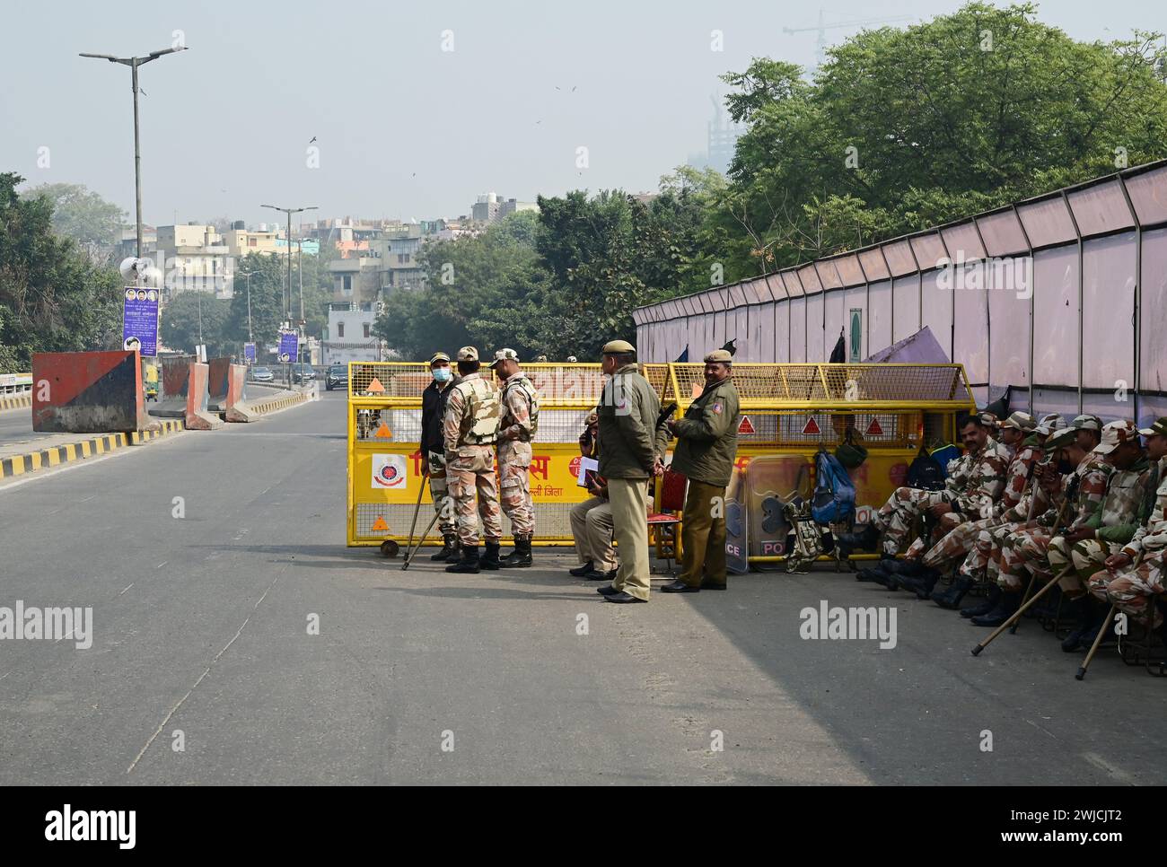 NEW DELHI, INDIEN – 14. FEBRUAR 2024: Barrikaden am Ranjeet Singh Flyover, wegen des Protestes der Bauern, in Neu-Delhi, Indien. Massive Einsätze von Polizei und paramilitärischem Personal, neben mehrschichtigen Barrikaden, haben stattgefunden, um die Landeshauptstädte Singhu, Tikri und Ghazipur zu besiegeln, um die protestierenden Bauern am Eindringen in die Stadt während ihres geplanten "Delhi Chalo"-marsches am Dienstag zu hindern. Die Polizei von Delhi hat bis zum 12. März auch Abschnitt 144 der Strafprozessordnung in der ganzen Stadt verhängt und jede Art von Kundgebung oder Prozession und den Block verboten Stockfoto