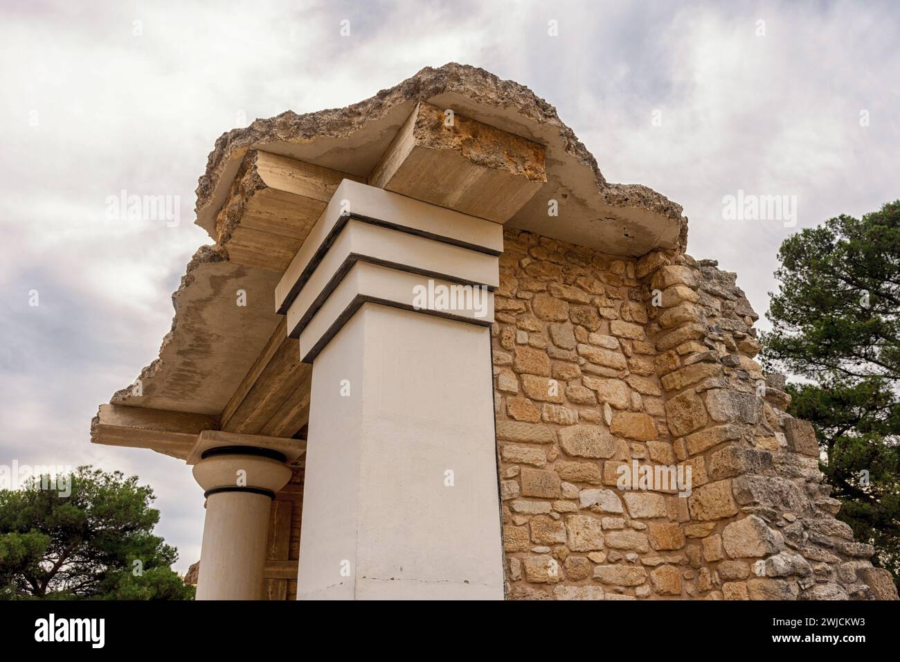 Alte Kolumnen im Palast von Knossos auf Kreta, Griechenland. Stockfoto