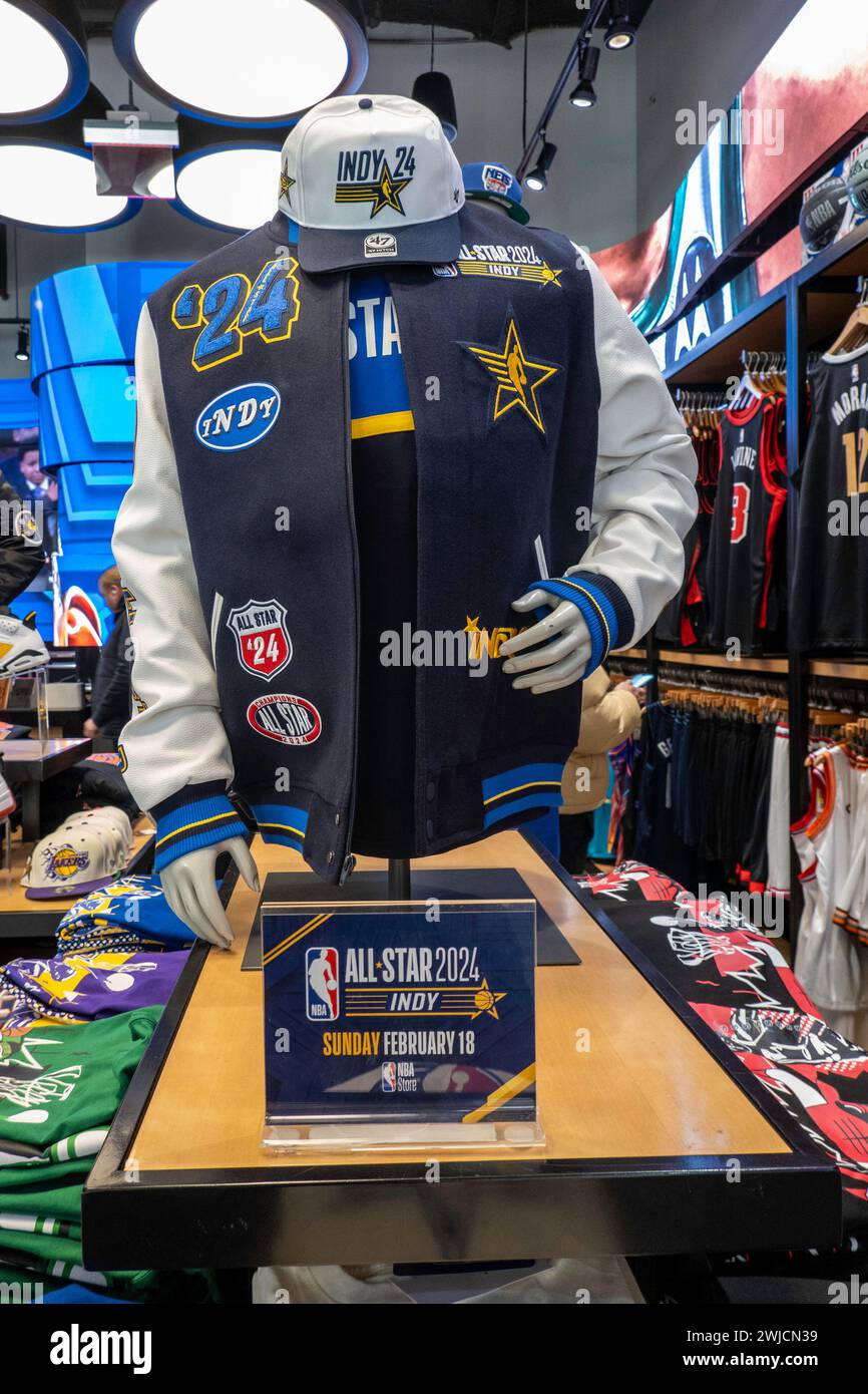 Markenartikel im NBA Store auf der Fifth Avenue in New York City, USA 2024 Stockfoto