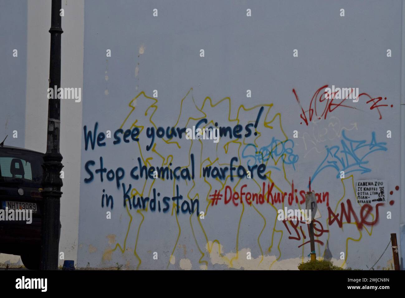 Gesprühte englische Graffiti-Slogan Protest gegen den Krieg in Kurdistan an einer Mauer in Thessaloniki, Griechenland, Mai 2023 Stockfoto