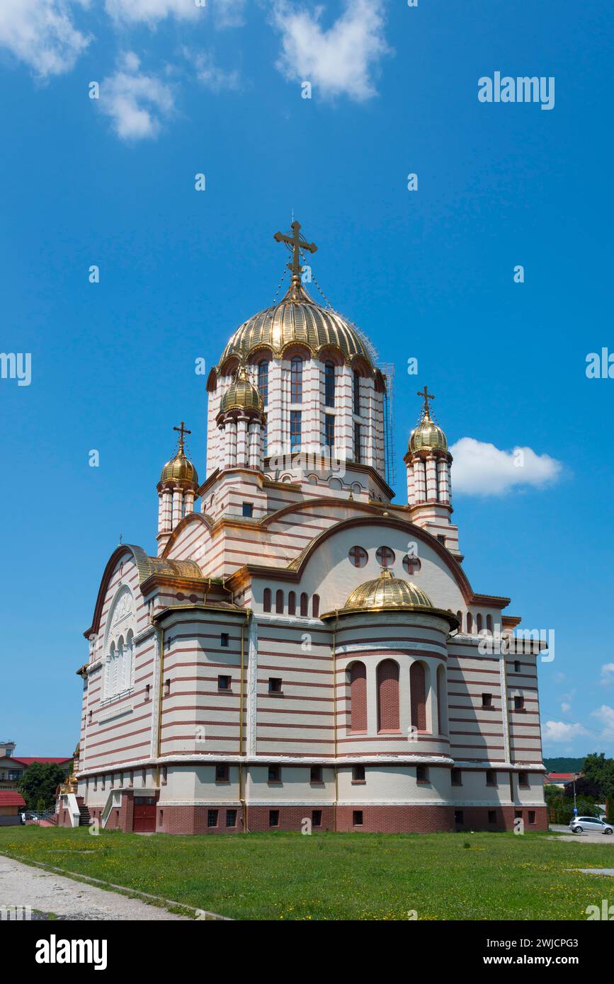 Eine Kirche mit goldenen Kuppeln und einem christlichen Kreuz unter blauem Himmel, orthodoxe Kathedrale des Heiligen Johannes des Täufers, Fagaras, Fagara™, Fogarasch, Fugres Stockfoto