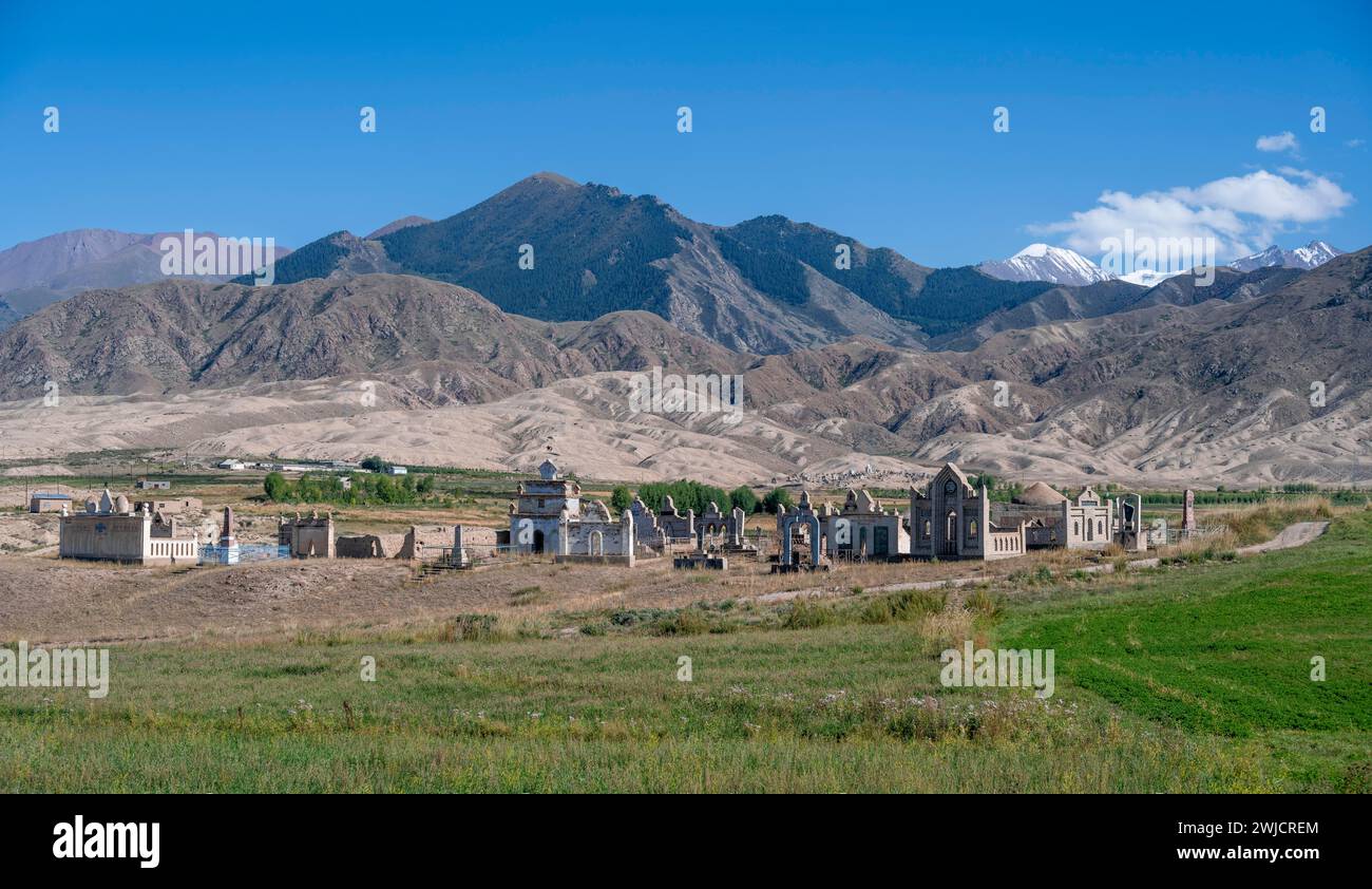 Friedhof vor Bergen, Kirgisistan Stockfoto