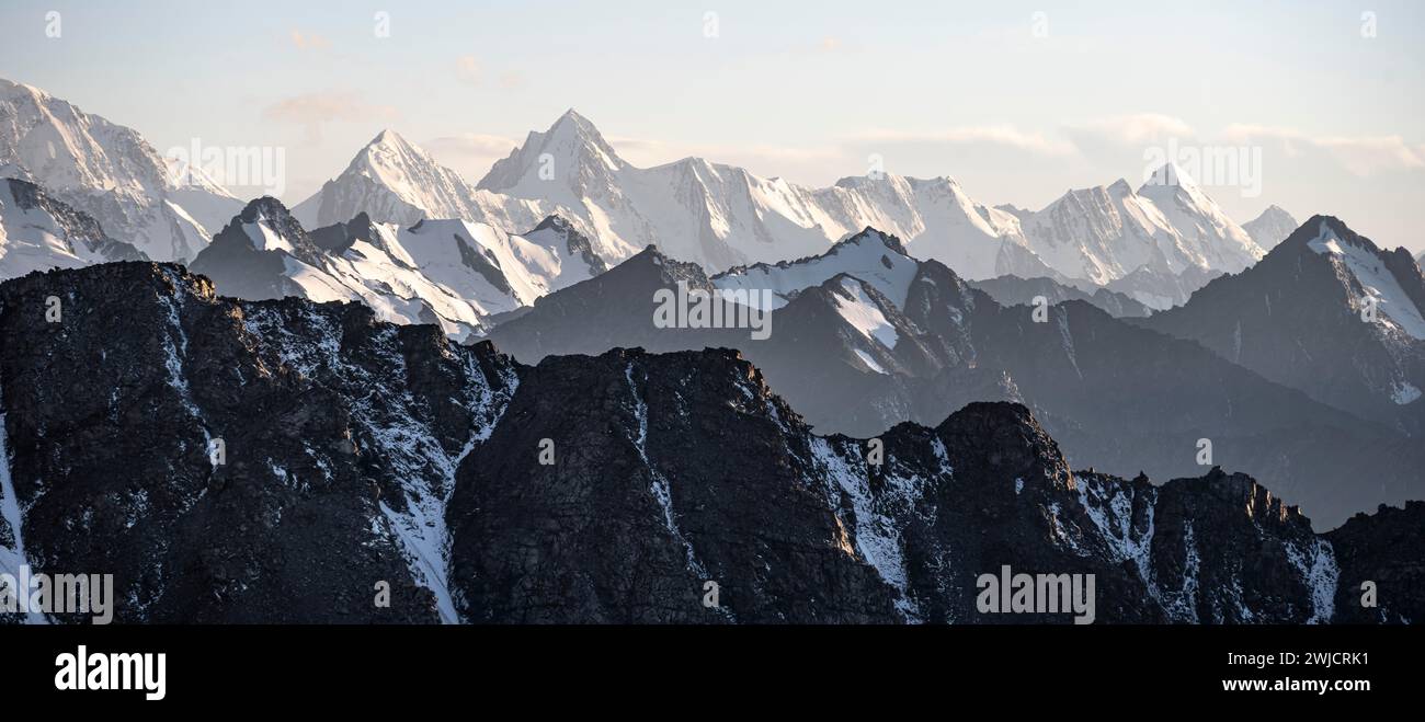 Berggipfel mit Schnee, hohe Berge in den Tien Shan Bergen, nahe Altyn Arashan, Kirgisistan Stockfoto