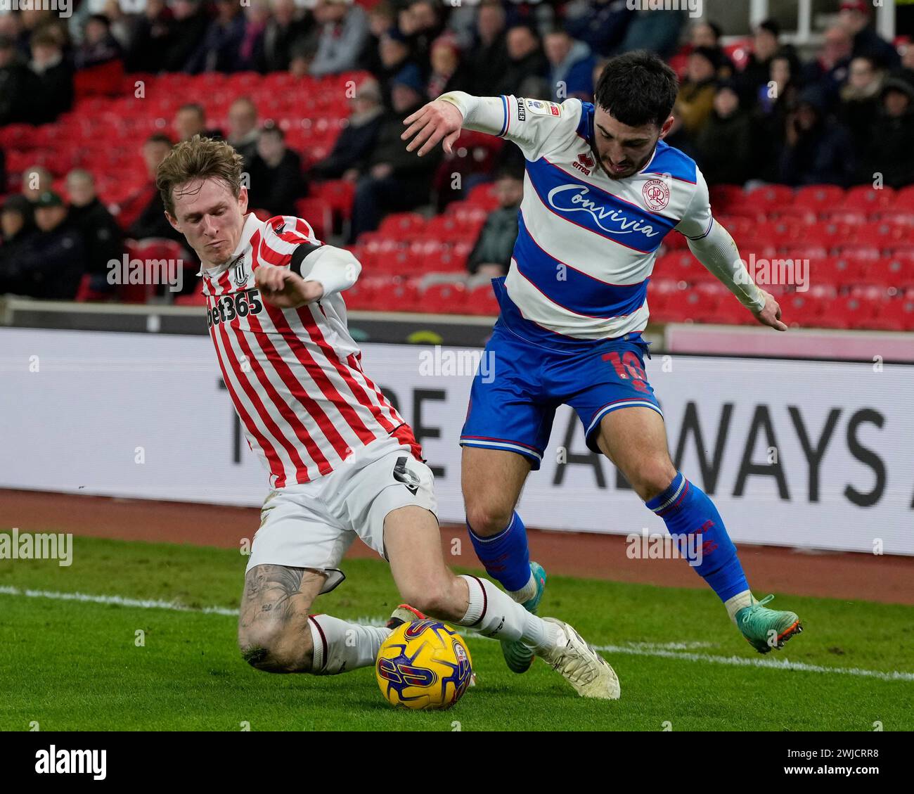 Während des Sky Bet Championship Matches Stoke City gegen Queens Park Rangers im Bet365 Stadium, Stoke-on-Trent, Großbritannien, 14. Februar 2024 (Foto: Steve Flynn/News Images) Stockfoto