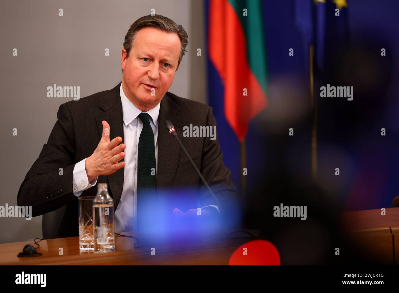 Sofia, Bulgarien - 14. Februar 2024: Britischer Außenminister David Cameron spricht nach seinem Treffen mit dem bulgarischen Premierminister vor den Medien. Stockfoto