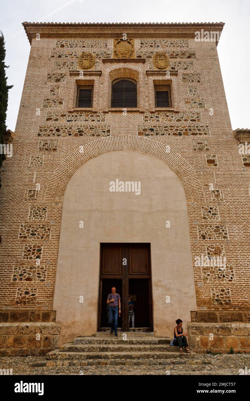 Kirche Santa Maria de la Encarnacion, gemauerter Kirchturm, Architektur, Mudéjar-Stil, Touristen auf der Treppe, Alhambra, Granada, Andalusien, Spanien Stockfoto