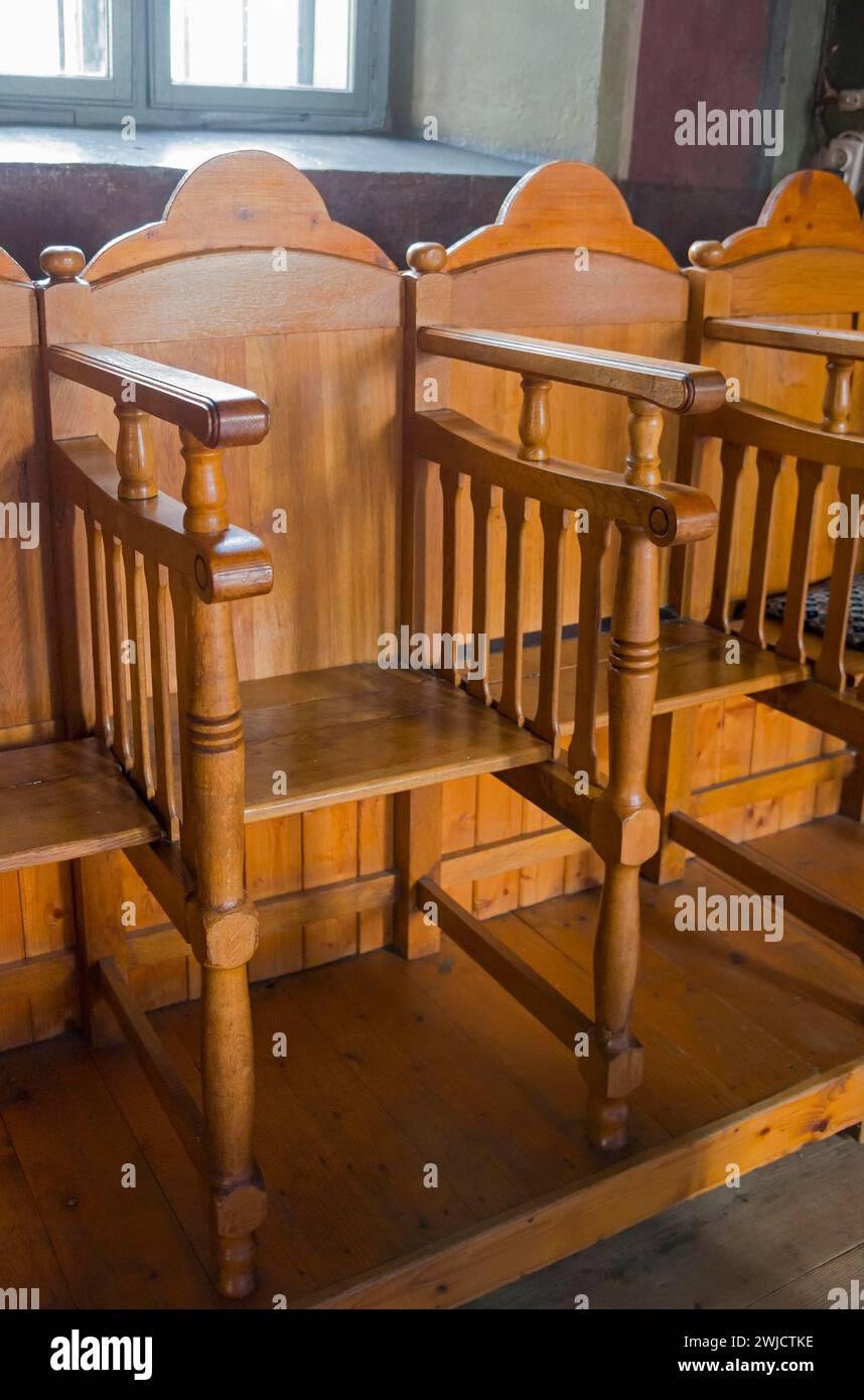 Traditionelle hölzerne Kirchenbänke in einem warmen, stilvollen Kircheninnenraum, Suzana Orthodoxes Nonnenkloster, Maneciu, Maneciu, Prahova, Muntenia, Rumänien Stockfoto