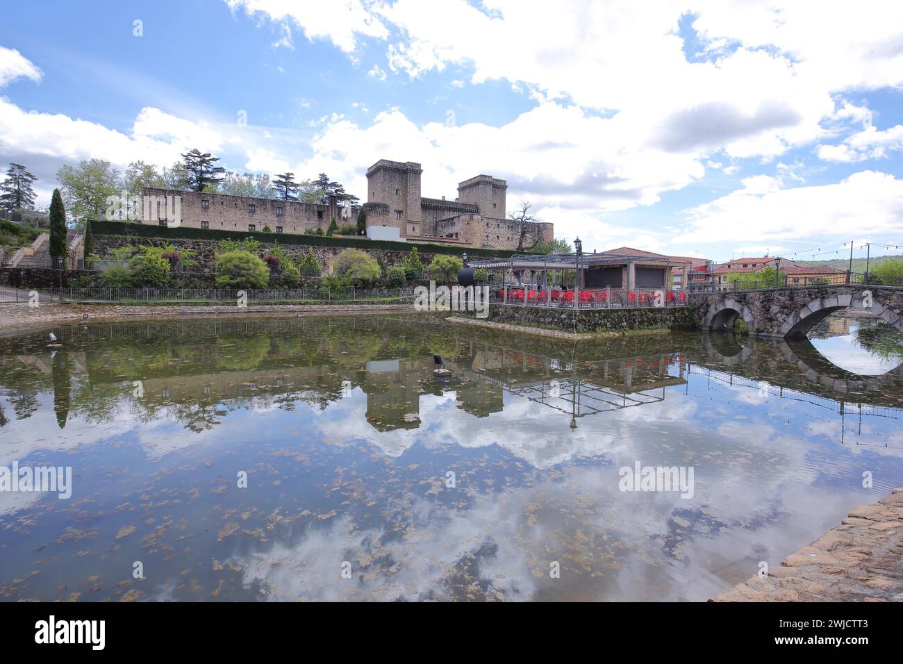 Schlosspalast mit Teich und Bogenbrücke Castillo Palacio de los Condes de Oropesa, Reflexion, Jarandilla de la Vera, Sierra de Gredos Stockfoto