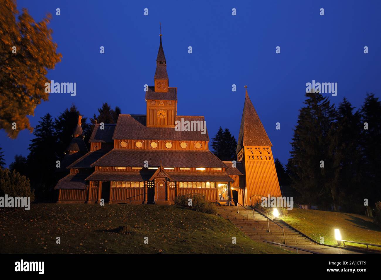 Nachtaufnahme der Gustav-Adolf-Stabkirche, Dämmerung, blaue Stunde, Holzkirche, Beleuchtung, Hahnenklee, Harz, Niedersachsen, Deutschland Stockfoto