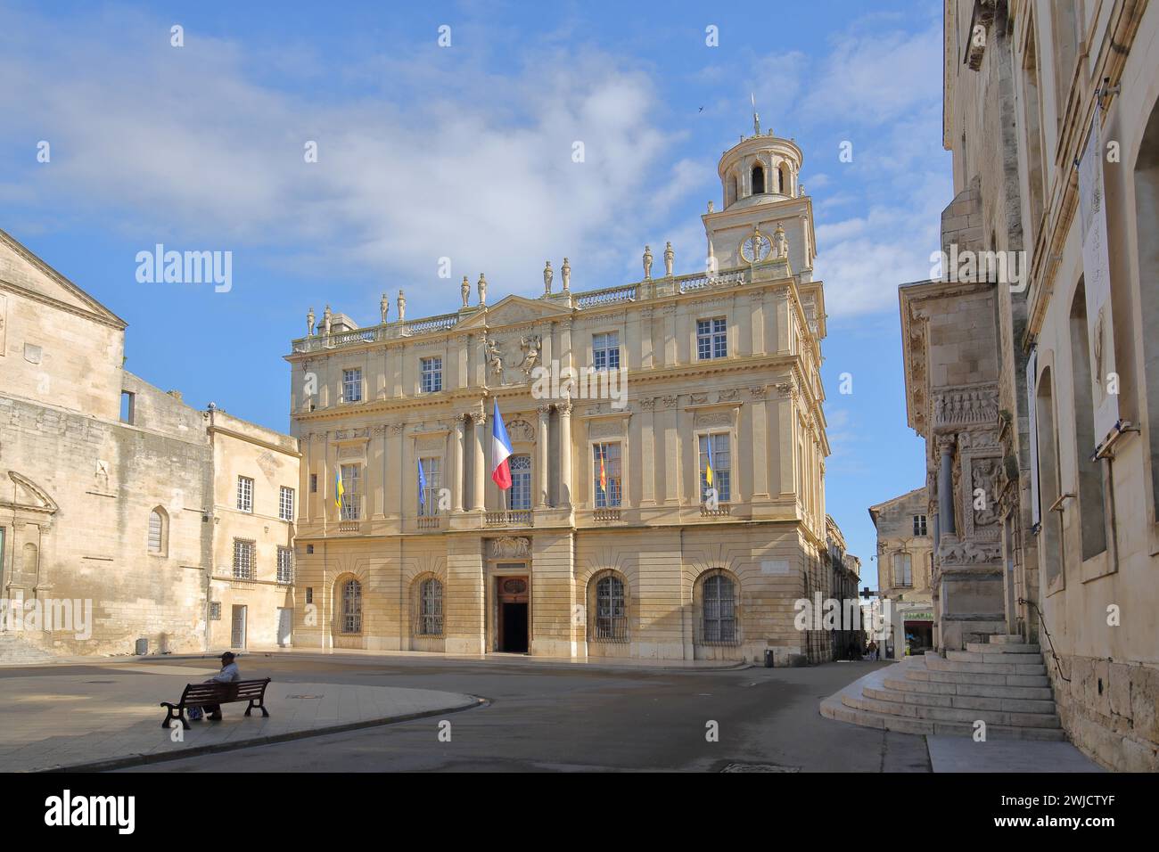 Hotel de Ville mit französischer Nationalflagge, Rathaus, Place de la Republique, Imperial Square, Arles, Bouches-du-Rhone, Camargue, Provence, Frankreich Stockfoto