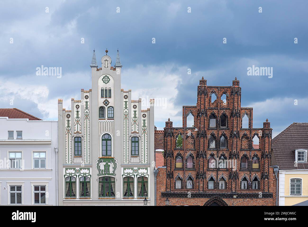 Zwei Hausgiebeln aus verschiedenen Stilzeiten, Jugendstil um 1900 und Gotik, Wismar, Mecklenburg-Vorpommern, Deutschland Stockfoto