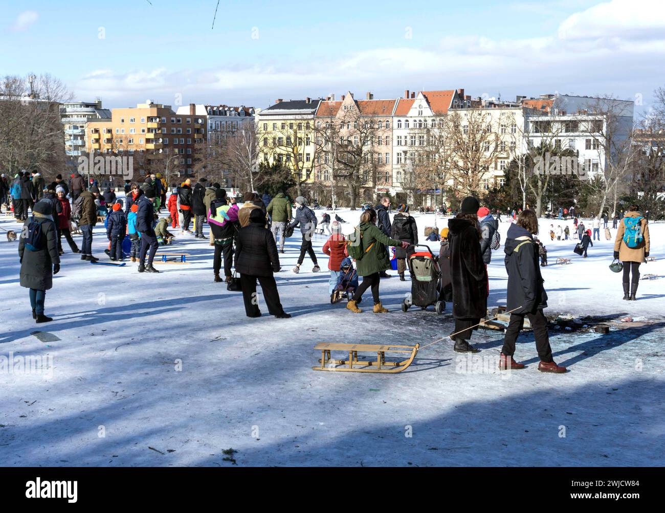 Rodelspaß in Berlins schneebedecktem Viktoriapark. Schnee und eisige Kälte dominieren weiterhin das Wetter, 13.02.21 Stockfoto