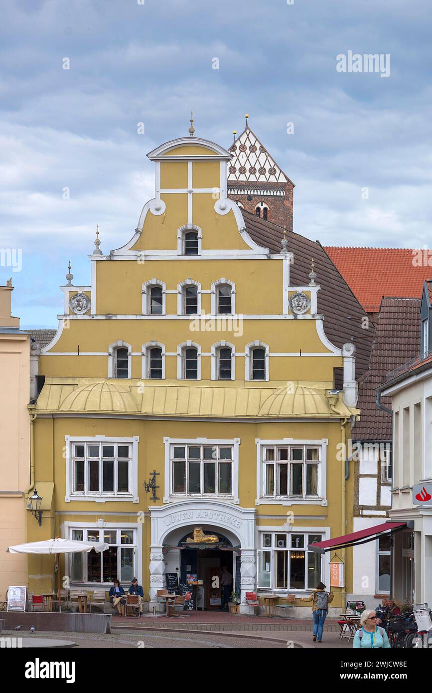 Historisches Haus im gotischen Stil der ehemaligen Alten Loewen Apotheke, heute Café, Bademutterstraße 2, Wismar, Mecklenburg-Vorpommern, Deutschland Stockfoto