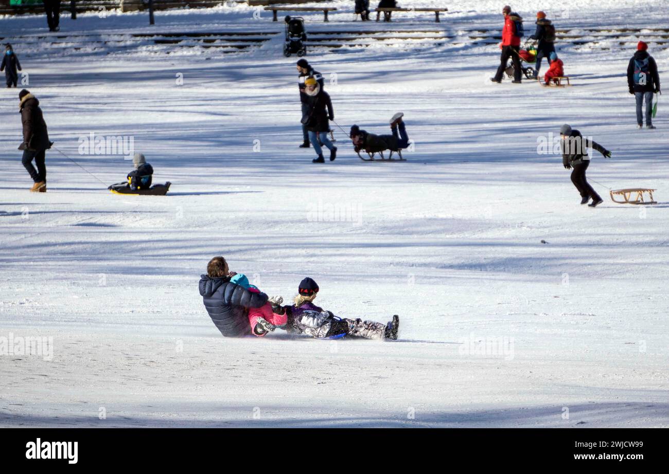 Rodelspaß in Berlins schneebedecktem Viktoriapark. Schnee und eisige Kälte dominieren weiterhin das Wetter, 13.02.21 Stockfoto