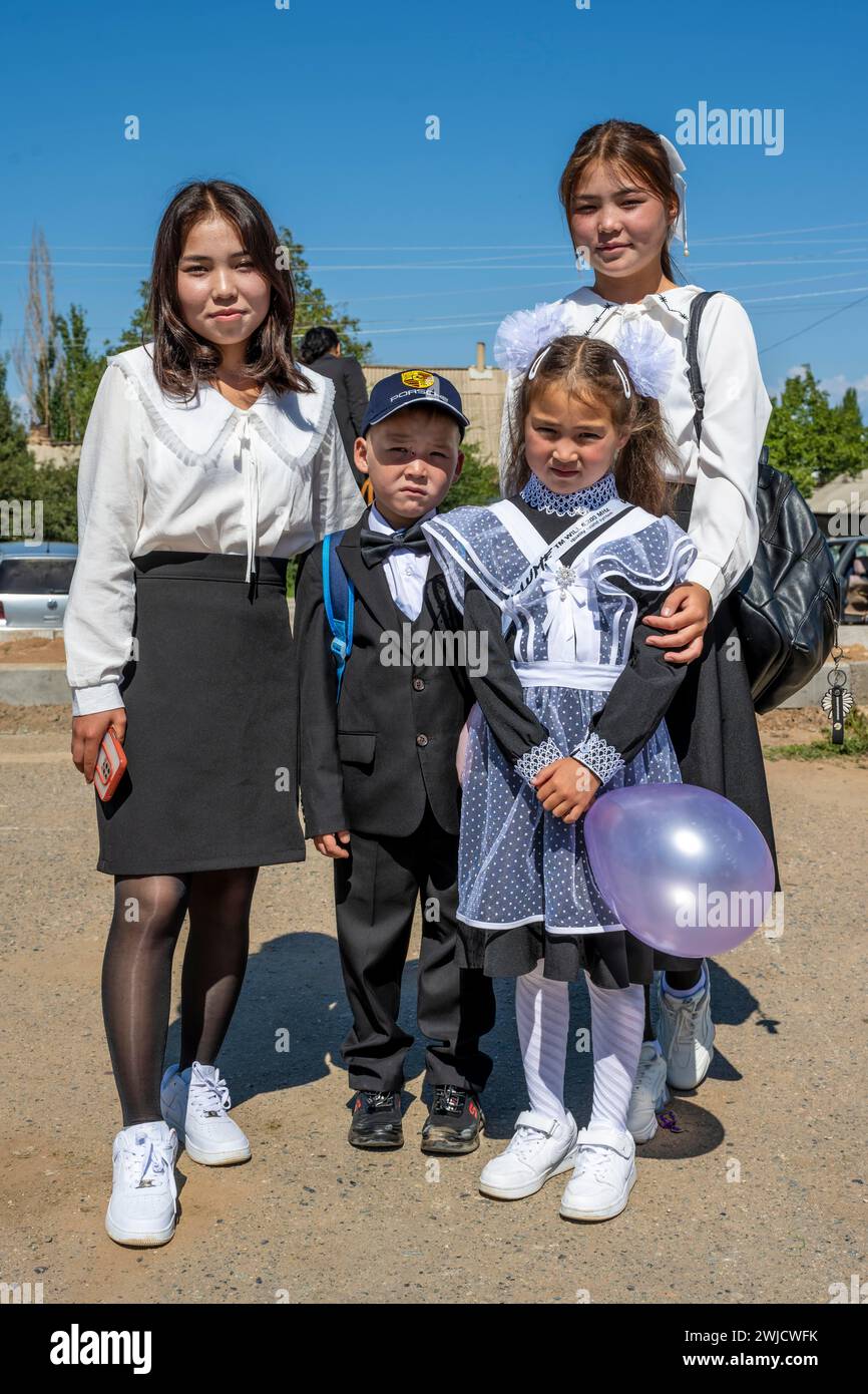 Familie und Schüler am ersten Schultag, Region Issyk-Kul, Kirgisistan Stockfoto