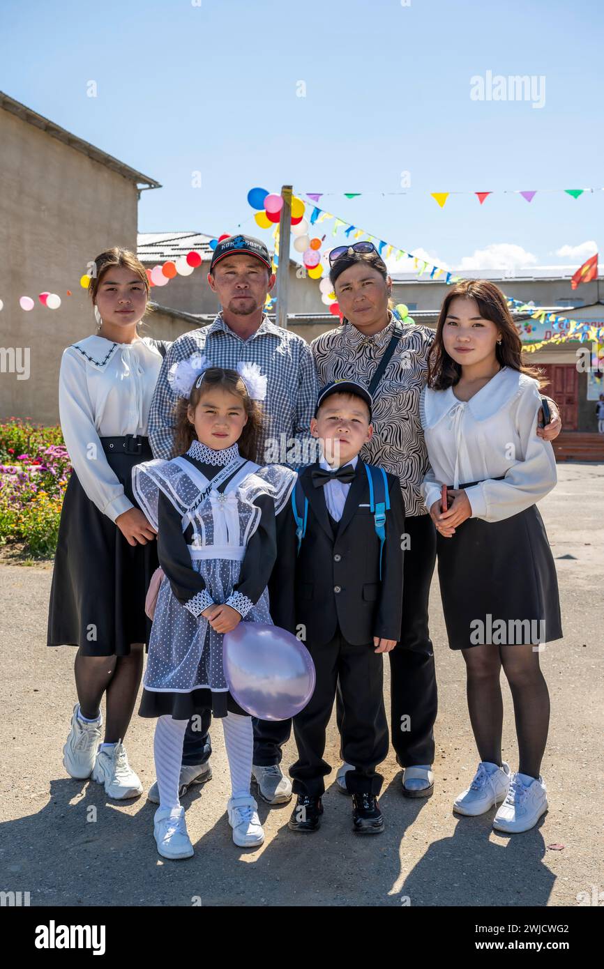 Familie und Schulkind am ersten Schultag, Region Issyk-Kul, Kirgisistan Stockfoto
