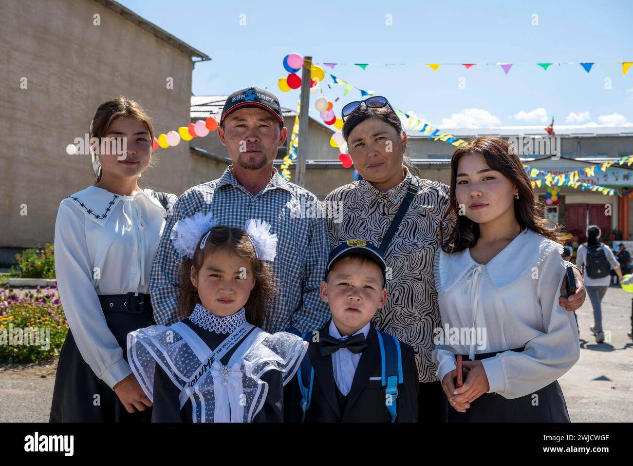 Familie und Schüler am ersten Schultag, Region Issyk-Kul, Kirgisistan Stockfoto