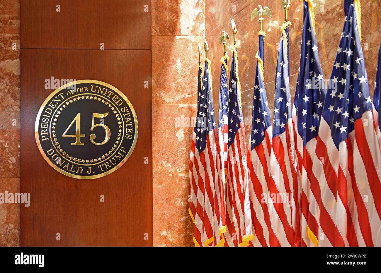 Flaggen der USA und Metalltafel mit Gravur Donald J. Trump 45th President POTUS in der Lobby des Trump Tower, 5th Avenue, Manhattan, New York Stockfoto