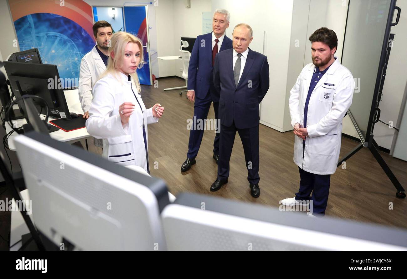 Moskau, Russland. Februar 2024. Russischer Präsident Wladimir Putin, Zentrum, begleitet von Moskauer Bürgermeister Sergei Sobyanin, links, und Direktor des Zentrums für Diagnostik und Telemedizintechnologien, Juri Wassiljew, rechts, während eines Besuchs im Radiologie-Referenzzentrum am 14. Februar 2024 in Moskau, Russland. Quelle: Alexander Kazakov/Kreml Pool/Alamy Live News Stockfoto