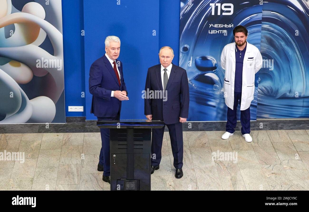 Moskau, Russland. Februar 2024. Russischer Präsident Wladimir Putin, rechts, begleitet von Moskauer Bürgermeister Sergei Sobyanin, links, und Direktor des Zentrums für Diagnostik und Telemedizin-Technologien, Juri Wassiljew, während eines Besuchs im Radiologie-Referenzzentrum am 14. Februar 2024 in Moskau, Russland. Quelle: Alexander Kazakov/Kreml Pool/Alamy Live News Stockfoto