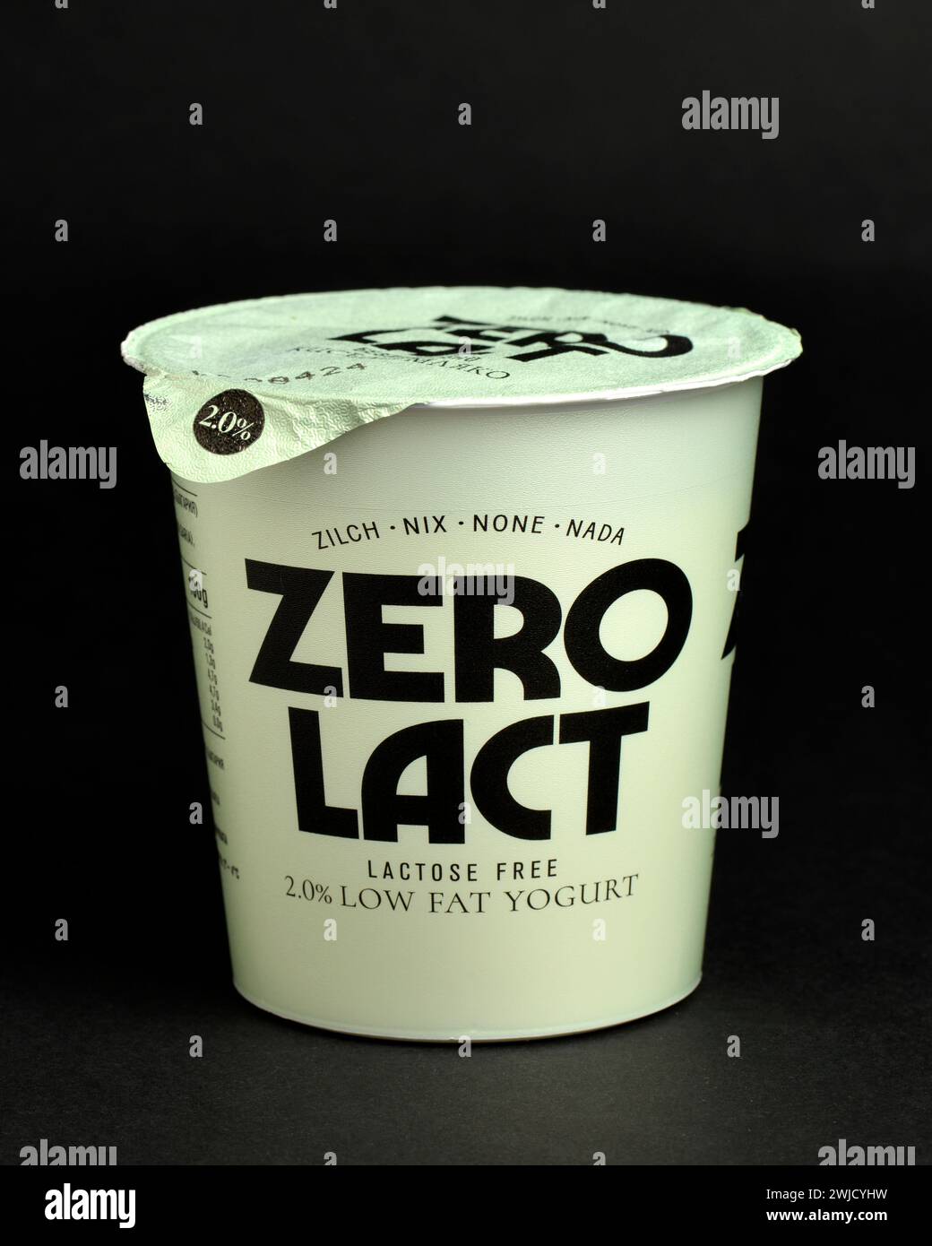 Joghurtbehälter mit laktosefreiem 2 % fettarmem Joghurt ohne LACT Stockfoto