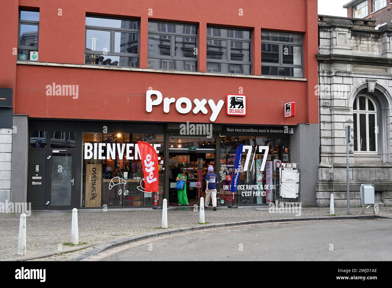 Ladenfront eines belgischen Proxy-Supermarktes Stockfoto