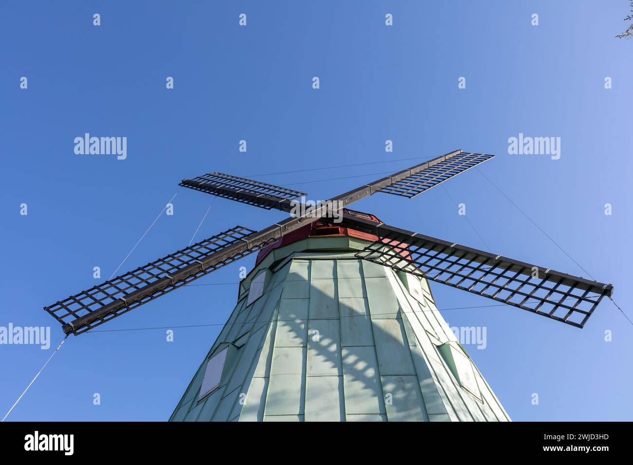 Alte Windmühle mit blauem Himmel Hintergrund. Erschossen in Schweden, Skandinavien Stockfoto