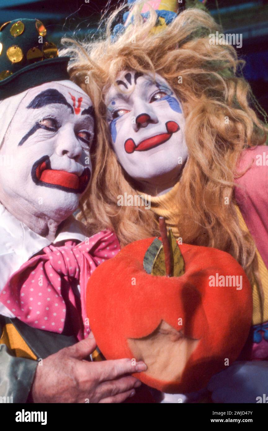 Foto von 2 Ringling Brothers Clowns in voller Schminke, die einen Kürbis halten, der gebissen wurde. Am Clown College in Long Island im Jahr 1979. Der Clown links ist Prinz Paul. Stockfoto