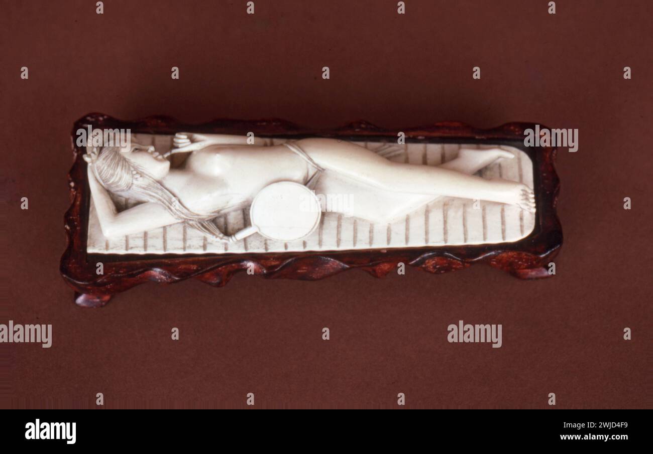 Eine Ivory Doctor's Diagnostic Puppe. Die erste Ärztin Dr. Elizabeth Blackwell erhielt 1849 ihren Abschluss und die Lizenz. Davor mussten Frauen zeigen, wo sie Schmerzen hatten. Von einem Fotoshooting 1981 einer Ärztesammlung von Placebos und medizinischen Erinnerungsstücken. Stockfoto