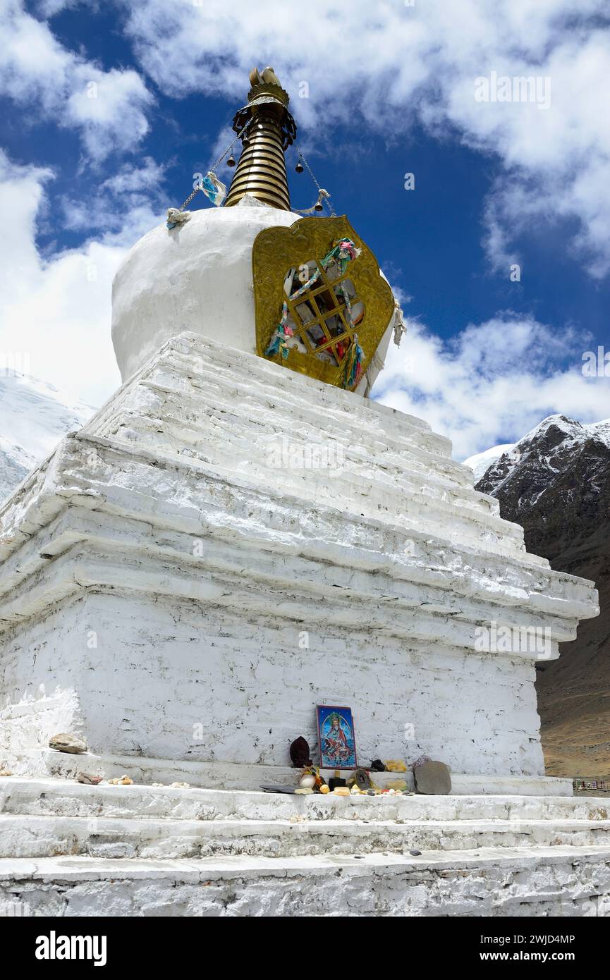 Eine buddhistische Stupa sitzt vor dem Karo-La-Gletscher auf einer Höhe von über 000 m auf dem Karo-La Pass in den Himalaya-Bergen der Tibet Autonomous Re Stockfoto