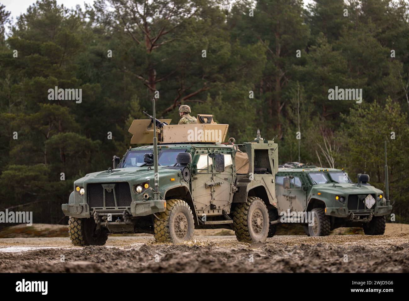 Soldaten der US-Armee, die der 3. Infanteriedivision zugeteilt sind, verließen die Strecke, nachdem sie am 14. Februar 2024 eine Live-Feuerübung in Swietoszow, Polen, absolviert hatten. Durch die kontinuierliche Ausbildung und Unterstützung multinationaler Übungen des Task Force Providers kann die Task Force bereit sein, kampfbereite Kräfte schnell durch das Theater zu treiben, um die NATO-Allianz zu unterstützen. (Foto der US-Armee von SPC. Elsi Delgado) Stockfoto