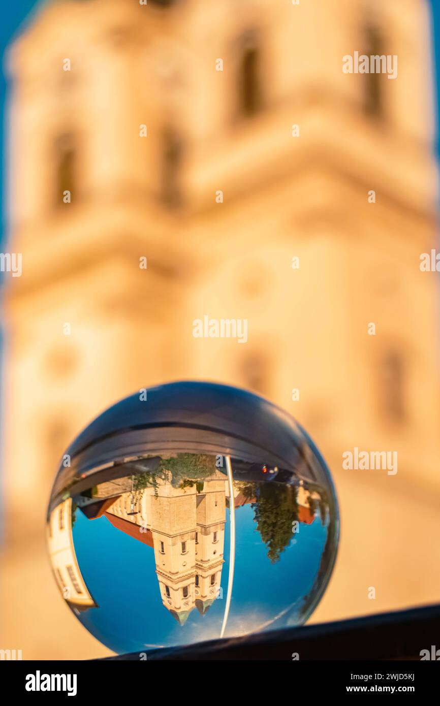 Kristallkugellandschaft mit einem Kloster in Niederalteich, Deggendorf, Bayern, Deutschland Niederalteich, Ax 007 Stockfoto