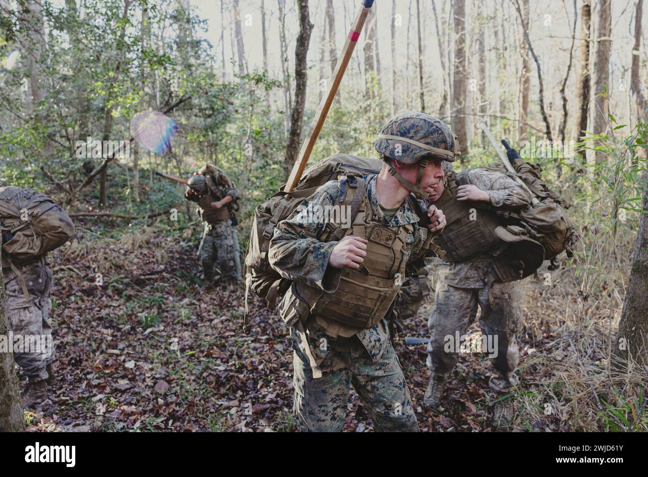 Die US-Marines zogen ihre Ausrüstung während des Höhepunkts eines Martial Arts Instructor Courses (MAIC) an, der vom 3. Marine Raider Battalion in Stone Bay im Marine Corps Base Camp Lejeune, North Carolina, am 21. Dezember 2023 veranstaltet wurde. Der MAIC soll die Entscheidungsfindung, die Kampffähigkeiten, die Führungsqualitäten und die geistige und körperliche Fitness von Studenten testen und stärken, die ihren Abschluss machen und Marine Corps Mais werden können. (Foto des U.S. Marine Corps von Lance CPL. Loriann Dauscher) Stockfoto