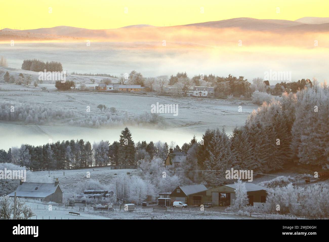 Temperaturumkehr und kaltes Wetter im Dorf Lairg in den schottischen Highlands, Großbritannien Stockfoto