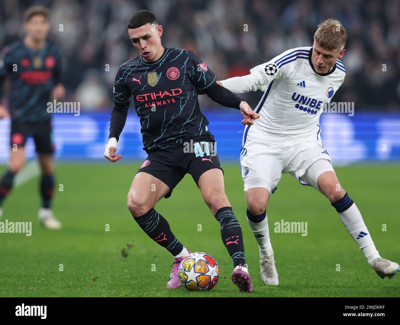 Kopenhagen, Dänemark. Februar 2024. Phil Foden aus Manchester City wird von Magnus Mattsson vom FC Kopenhagen während des UEFA Champions League-Spiels in Telia Parken, Kopenhagen, gefordert. Der Bildnachweis sollte lauten: Paul Terry/Sportimage Credit: Sportimage Ltd/Alamy Live News Stockfoto