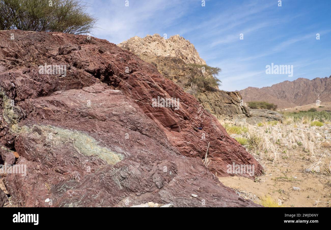 Metamorphe Seezunge des Semail-ophiolith-Vordergrundes, Hintergrund des antiken Vulkans, Oman Stockfoto