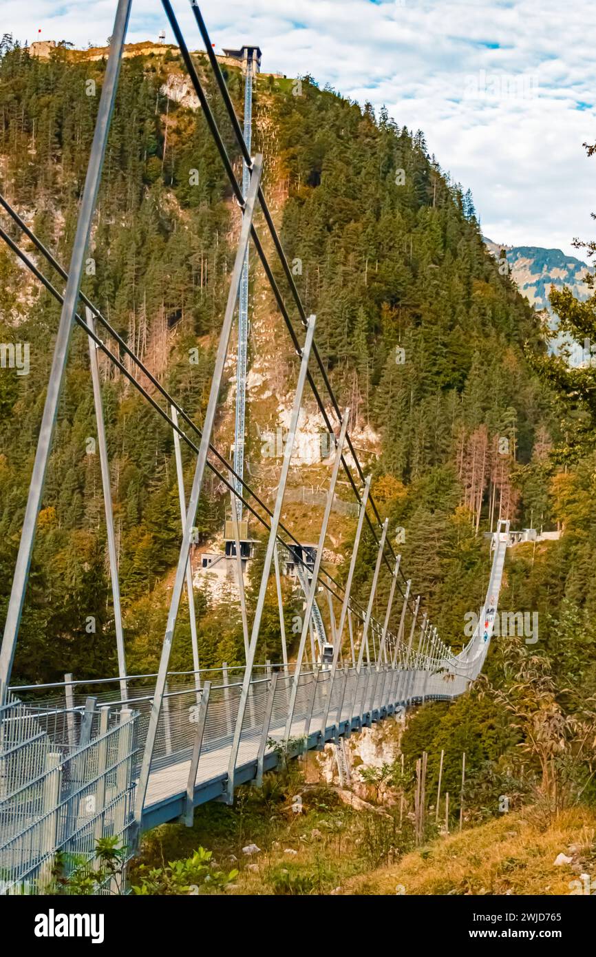 Blick auf den alpinen Sommer an der berühmten Hängebrücke Highline 179 und der Burgruine Ehrenberg bei Reutte, Tirol, Österreich Highline 179 AX 027 Stockfoto