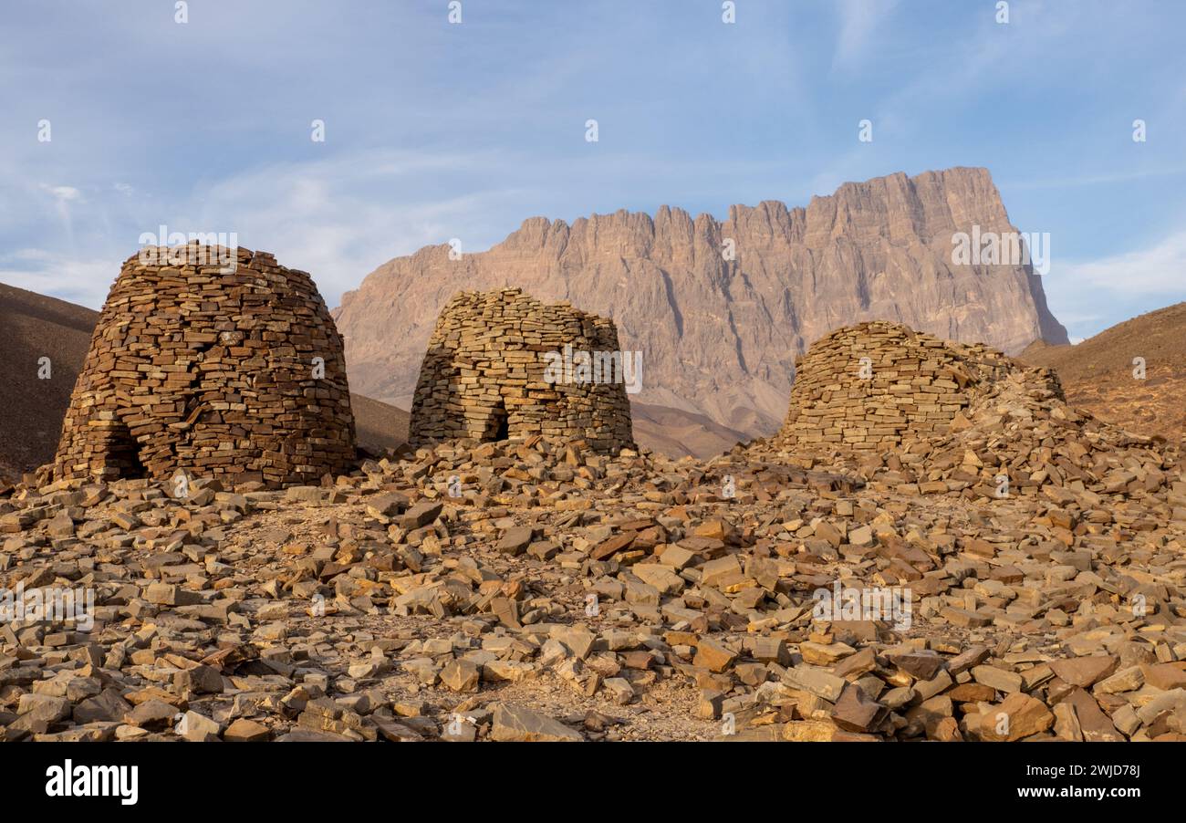 Wadi Al Aya Beehive Gräber, mit dem Berg Jebel Misht im Hintergrund, Oman Stockfoto