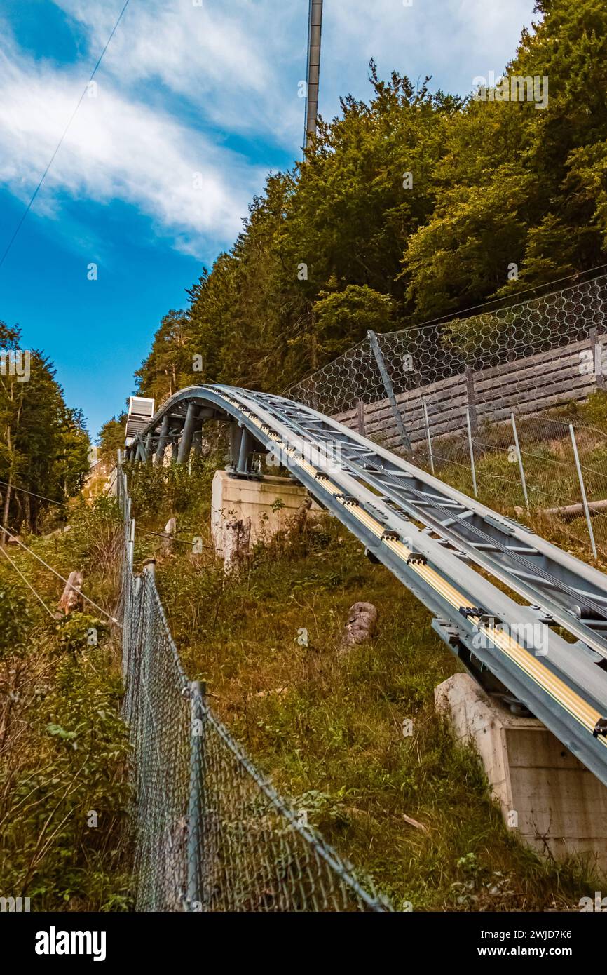 Blick auf den alpinen Sommer an der berühmten Hängebrücke Highline 179 und der Burgruine Ehrenberg bei Reutte, Tirol, Österreich Highline 179 AX 004 Stockfoto