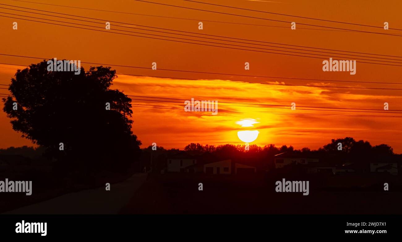 Sonnenuntergang mit dramatischem Himmel und Überlandhochspannungsleitungen in der Nähe von Tabertshausen, Bayern, Deutschland Tabertshausen, Ax 004 Stockfoto