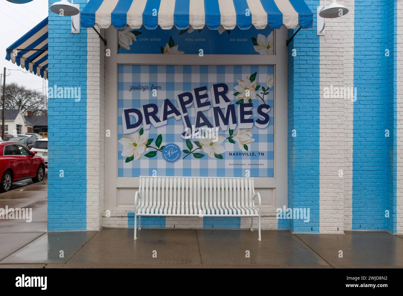 Die blau-weiß gestreifte Fassade des Flagship-Stores Draper James im Viertel 12South, einem trendigen Viertel in Nashville, Tennessee, USA. Stockfoto