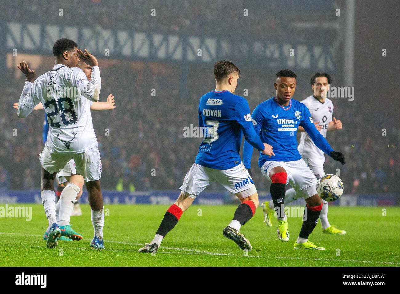 Glasgow, Großbritannien. Februar 2024. Rangers FC spielt Ross County im Ibrox Stadium, Glasgow, Schottland, in einem neu arrangierten Spiel, das am 27. Dezember 2023 wegen Schnee verschoben wurde. Die Rangers liegen derzeit 3 Punkte hinter dem Celtic FC, der an der Spitze der Scottish League steht, und ein Sieg der Rangers mit 3 oder mehr Toren würde sie auf den ersten Platz bringen. Quelle: Findlay/Alamy Live News Stockfoto