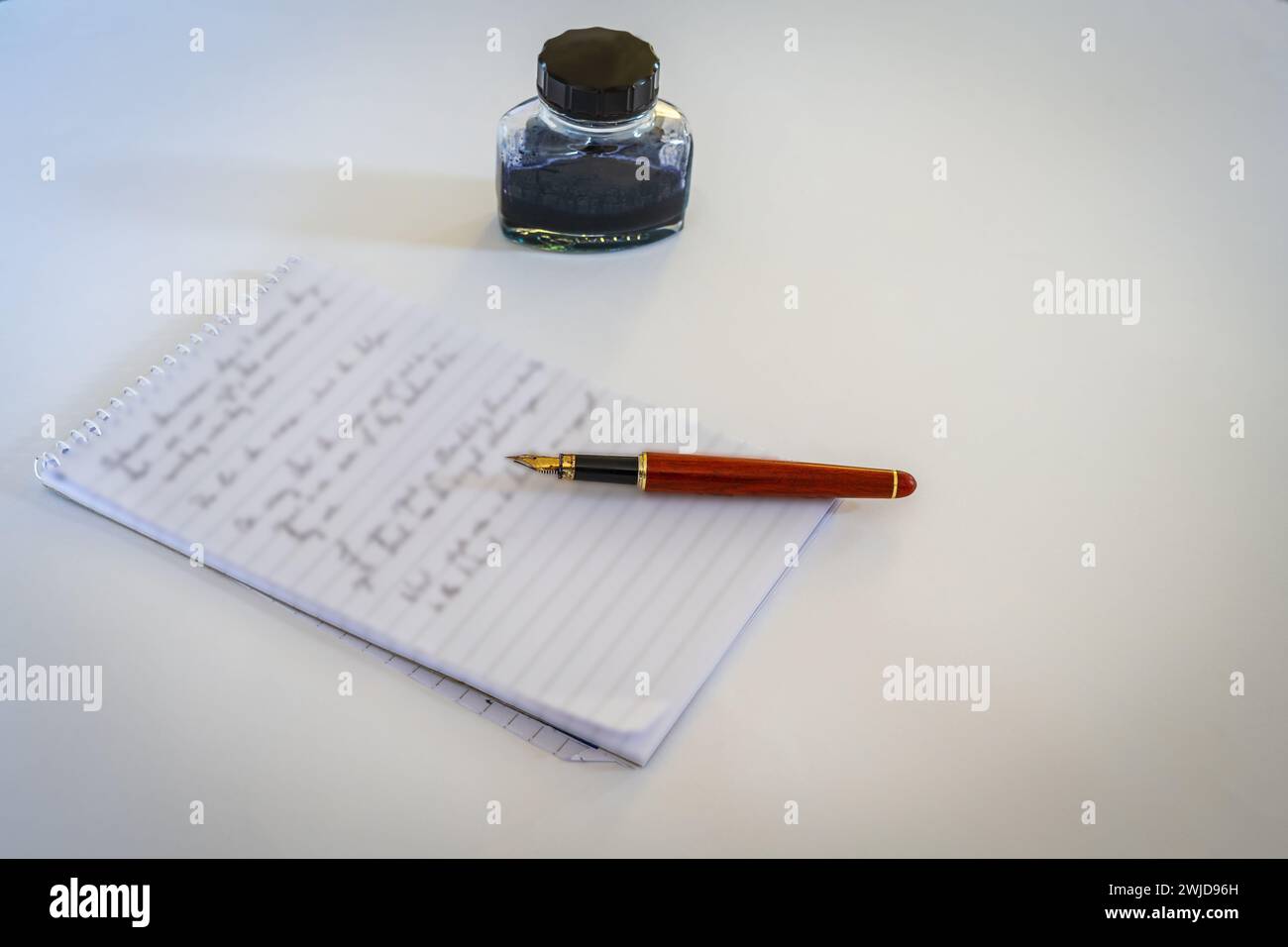 Schreiben von Notizen, Stillleben mit Füllfederhalter, Tinte und Notizblock Stockfoto