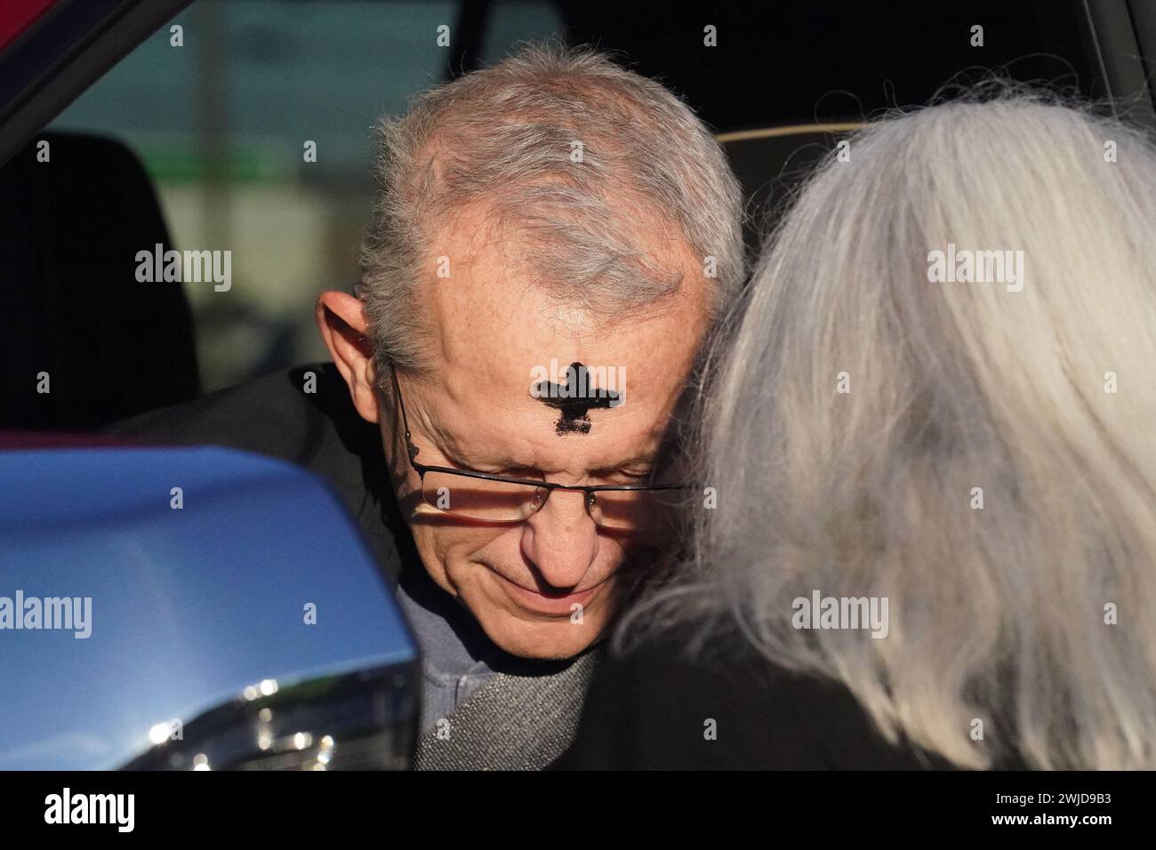 Manchester, Vereinigte Statuen Von Amrica. Februar 2024. Ein Fahrer nimmt Asche an und betet mit Brenda Stobbe von der Manchester United Methodist Church am Mittwoch, den 14. Februar 2024, in Manchester, Missouri. Fahrer fahren auf einem Parkplatz, nehmen Asche an und beten im Komfort ihres Autos. Foto: Bill Greenblatt/UPI Credit: UPI/Alamy Live News Stockfoto