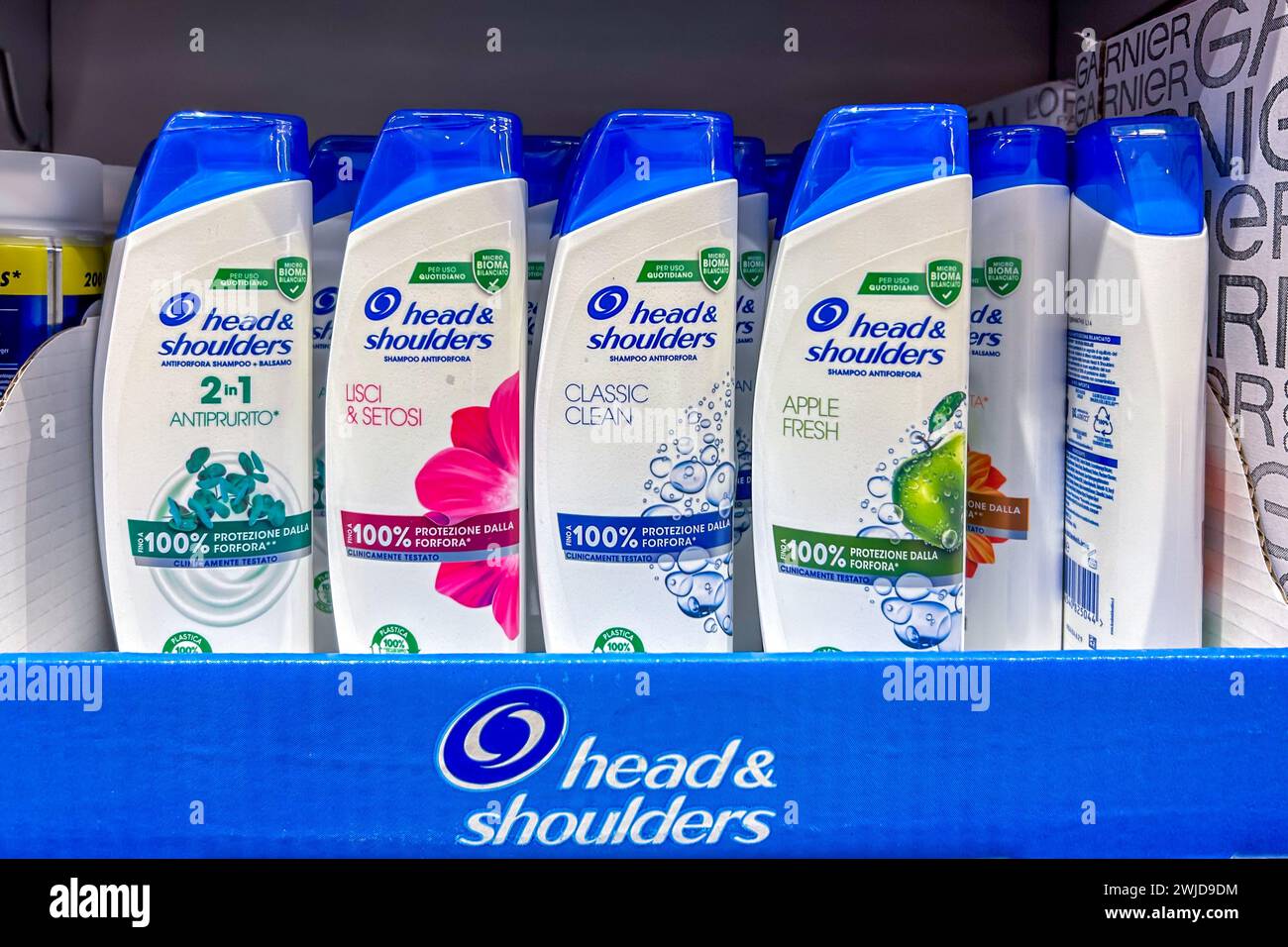 Italien - 06. Februar 2024: Kopf-Schulter-Schuppen-Shampoo in verschiedenen Verpackungsarten zum Verkauf im italienischen Supermarkt. Produziert von PR Stockfoto