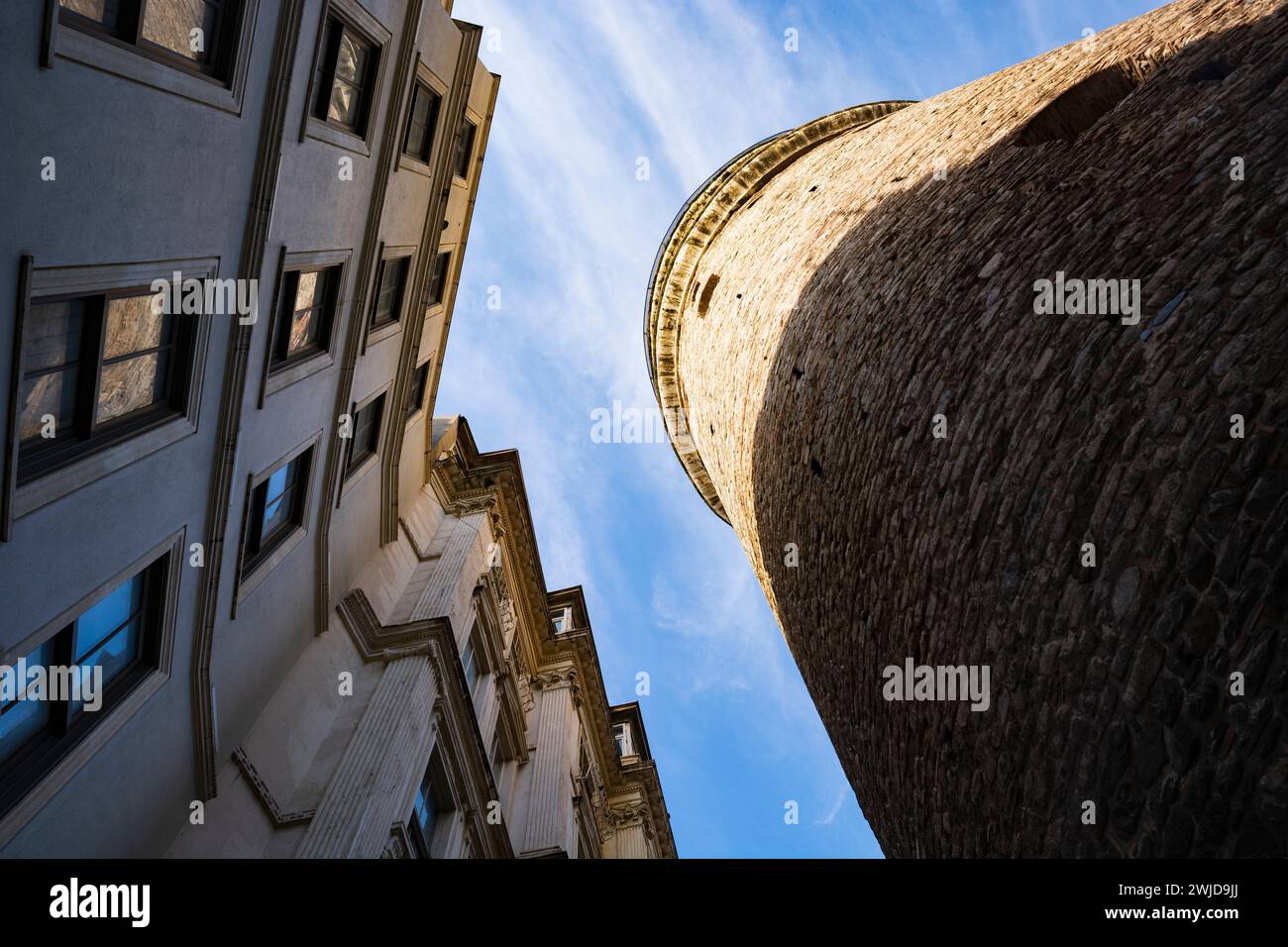Der Galata Tower erhebt sich umgeben von Apartments in Istambul, Türkei Stockfoto