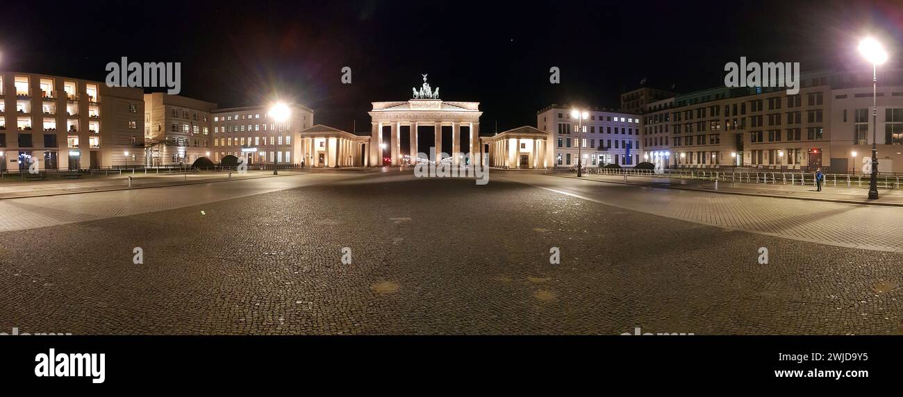 Panorama: Der fast menschenleere Pariser Platz mit dem Brandenburger Tor, in Zeiten der Coronavirus-Epidemie, 22. Maerz 2020, Berlin (nur für redakti Stockfoto